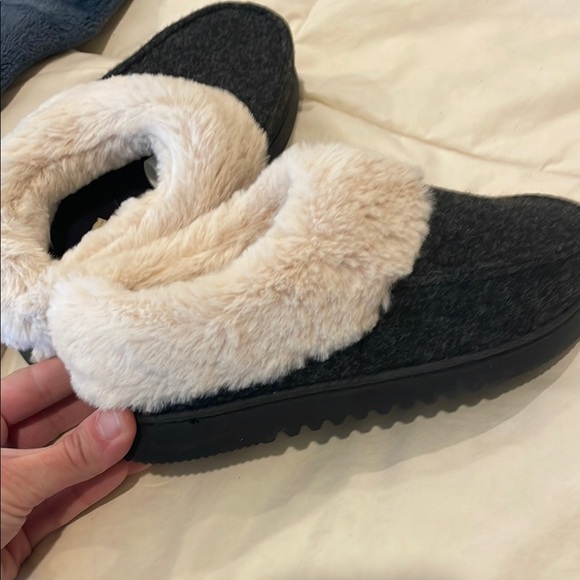 Dearfoams Women's Slippers in Black and Cream - Picture 3 of 7